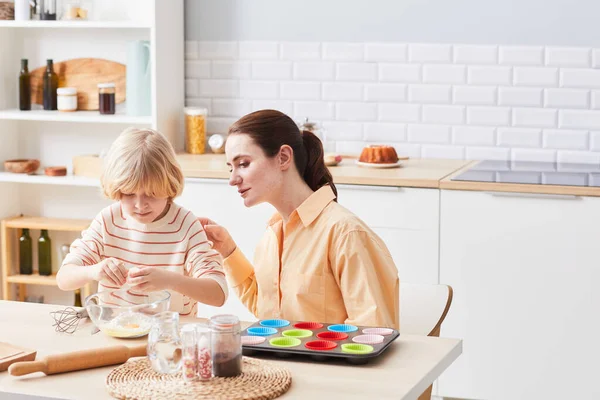 Giovane madre cuocere con il bambino — Foto Stock