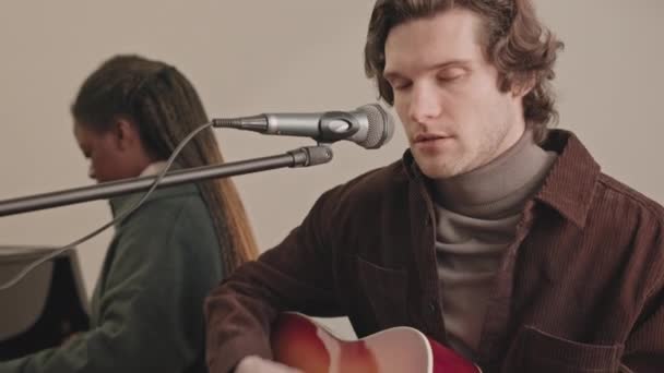 Incline Lentidão Jovem Caucasiano Tocando Guitarra Cantando Microfone Enquanto Pianista — Vídeo de Stock