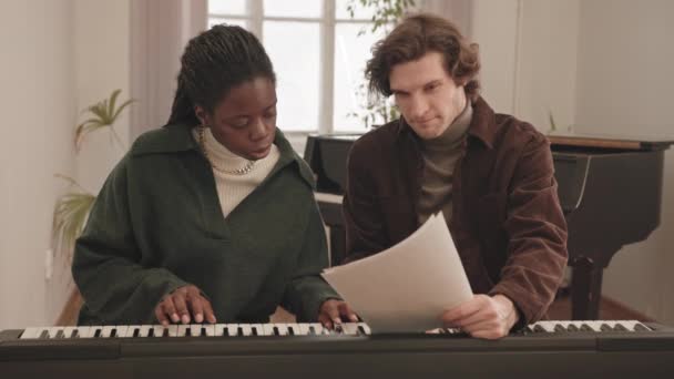 Média Lentidão Jovem Mulher Negra Tendo Aula Música Com Professor — Vídeo de Stock