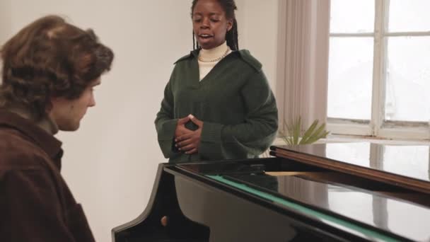 Koçu Piyano Çalarken Mikrofonda Şarkı Söyleyen Siyahi Bir Kadının Orta — Stok video
