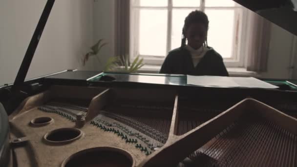 Média Lentidão Jovem Mulher Negra Tocando Piano Cauda Quarto Vazio — Vídeo de Stock