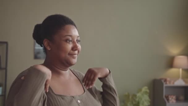 Медленно Молодой Пышной Черная Женщина Летняя Дочь Делают Разогрев Упражнения — стоковое видео