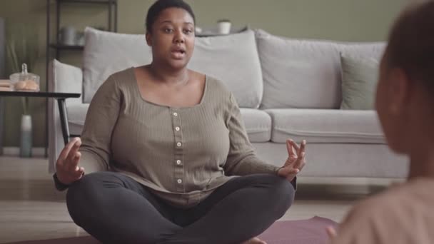 Повільність Молодого Самолюбного Тіла Позитивної Чорної Жінки Яка Навчає Свою — стокове відео