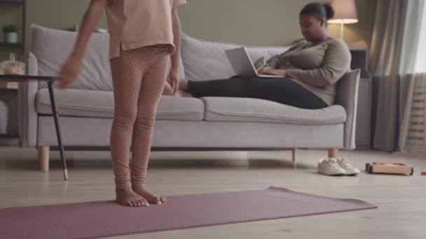Slowmo Gen Afroamericano Una Chica Ropa Deportiva Practicando Yoga Meditación — Vídeo de stock