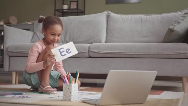 Lento Niña Afroamericana Preescolar Mostrando Páginas Para Colorear Terminadas Letras — Vídeo de stock