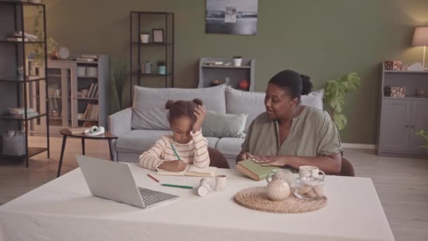 Apuñalar Lentitud Amar Madre Afroamericana Hija Pequeña Pasar Tiempo Libre — Vídeo de stock