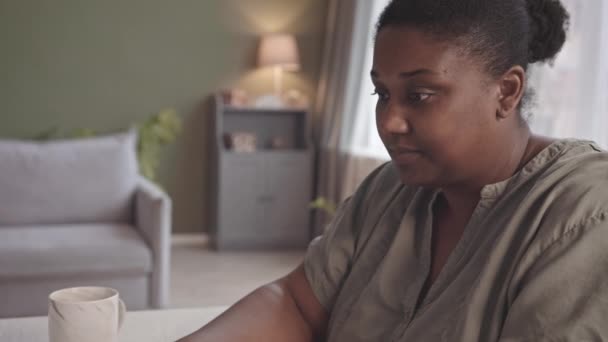 Rastreamento Médio Lentidão Jovem Mulher Afro Americana Curvilínea Usando Laptop — Vídeo de Stock
