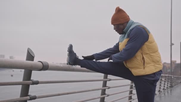 Mittlere Verlangsamung Eines Athletischen Afroamerikaners Warmer Aktivkleidung Der Dehnübungen Macht — Stockvideo