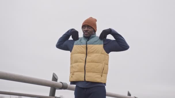 穿着保暖运动服的非洲裔美国人在寒冷的早晨做运动和在户外慢跑的速度中等 — 图库视频影像