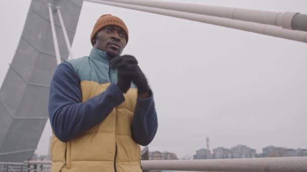 在寒冷的早晨 集中注意力的非洲裔美国慢跑者在热身运动中的慢动作在桥上暖身 — 图库视频影像