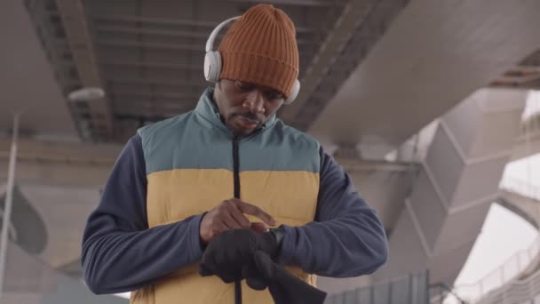 Lentidão Média Homem Afro Americano Fones Ouvido Roupas Ativas Quentes — Vídeo de Stock