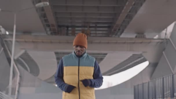 Середнє Уповільнення Визначеного Афро Американського Чоловіка Біжить Під Мостом Холодного — стокове відео