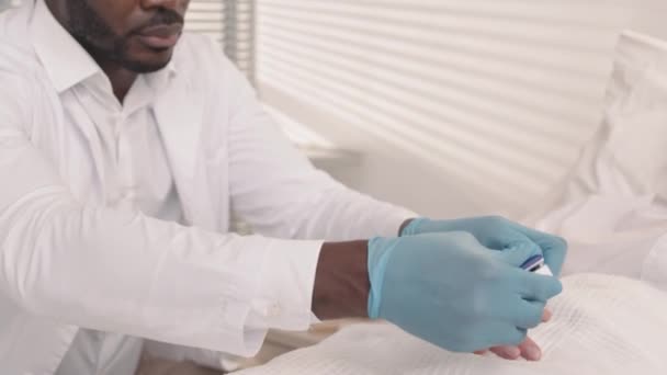 Lentitud Media Del Médico Afroamericano Masculino Con Oxímetro Pulso Que — Vídeo de stock