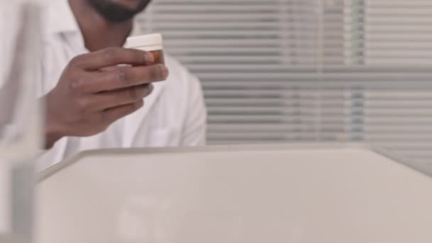 Closeup Slowmo Médico Afro Americano Dando Garrafa Medicamentos Para Paciente — Vídeo de Stock