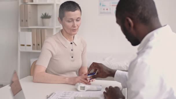 Modern Klinikteki Tıbbi Randevu Sırasında Olgun Kadınların Oksijen Doygunluğunu Ölçmek — Stok video