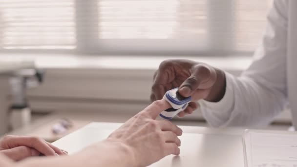 Långsam Närbild Läkare Fästa Pulsoximeter Patientfingret För Att Kontrollera Syremättnad — Stockvideo