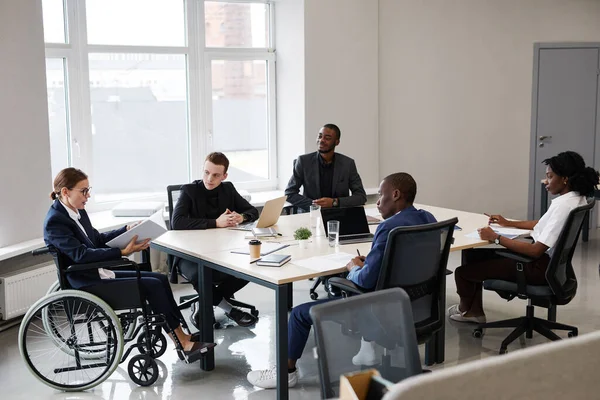 Retrato Empresária Bem Sucedida Usando Cadeira Rodas Enquanto Lidera Reunião — Fotografia de Stock
