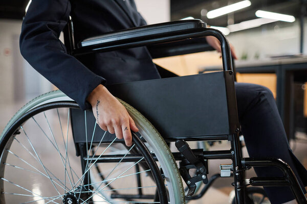 Обрезанный портрет успешной предпринимательницы с инвалидной коляской в офисных помещениях, копировальное пространство