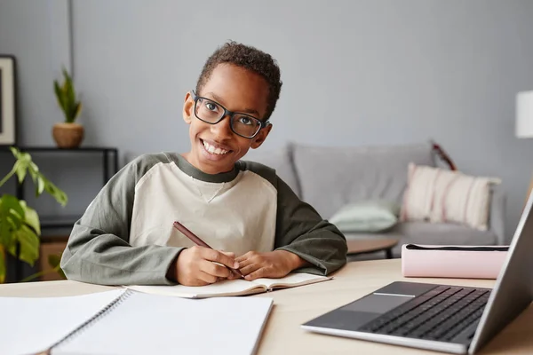 Retrato Niño Afroamericano Sonriente Usando Gafas Mientras Estudia Casa Concepto —  Fotos de Stock