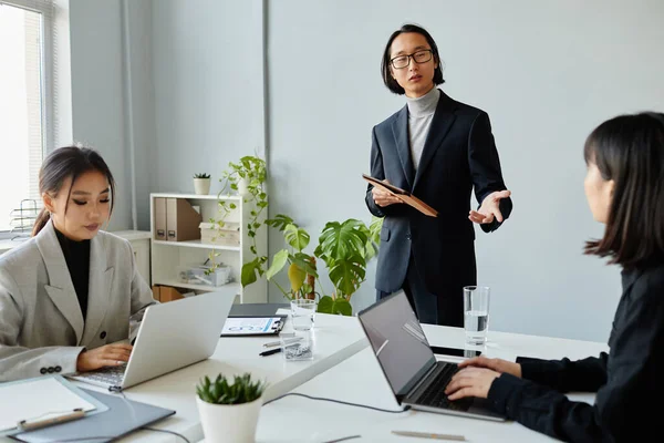 Portrait Young Asian Businessman Speaking Colleagues Management Meeting Copy Space — ストック写真