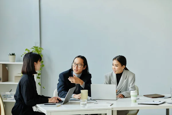 Minimal Portrait Asian Business Team Three People Discussing Project Meeting — Stock Photo, Image