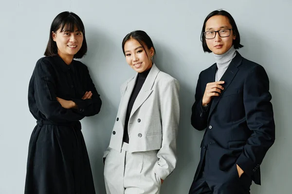 Derékig Érő Portré Modern Ázsiai Üzleti Csapat Mosolyog Kamera Előtt — Stock Fotó