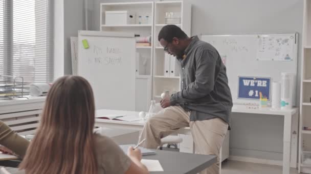 Lento Profesor Afroamericano Dando Lección Química Para Niños Aula Mostrando — Vídeo de stock