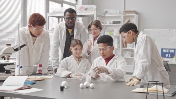 Slowmo Grupp Multietniska Studenter Och Deras Afroamerikanska Lärare Labbrockar Experimenterar — Stockvideo