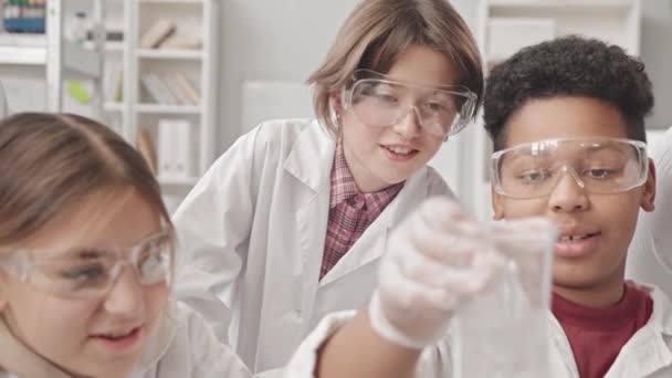 Schnappschüsse Von Multiethnischen Schulkindern Laborkitteln Und Schutzbrillen Die Chemieunterricht Chemische — Stockvideo