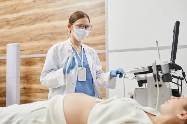 Kadın Doktor Ultrason Sınavı Yapıyor