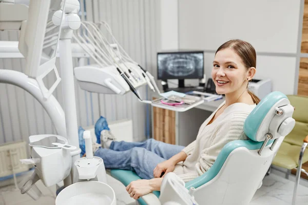 Jovem mulher na cadeira de dentistas — Fotografia de Stock
