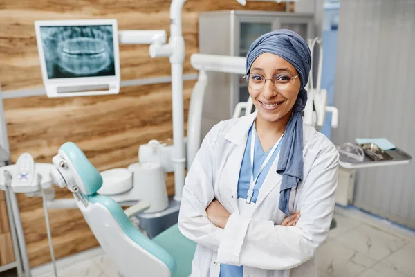 Χαμογελαστή γυναίκα οδοντίατρος στο γραφείο — Φωτογραφία Αρχείου