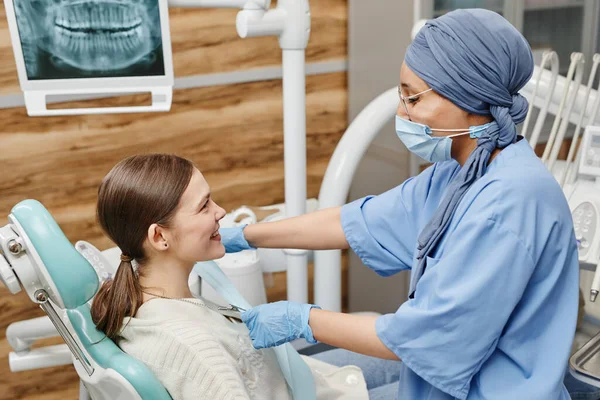 Kobieta w gabinecie dentystycznym Krzesło w klinice stomatologicznej — Zdjęcie stockowe