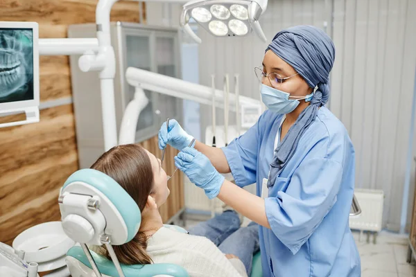 Paciente do Exame Dentista Feminino — Fotografia de Stock