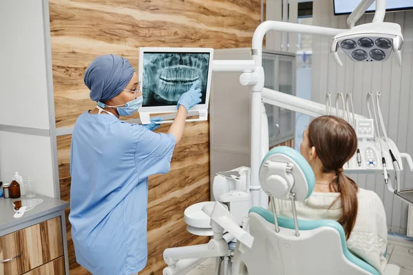 Dentista Mostrando Dentes Xray — Fotografia de Stock