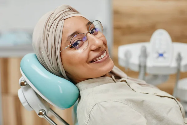 Mulher do Oriente Médio em cadeira de dentistas — Fotografia de Stock