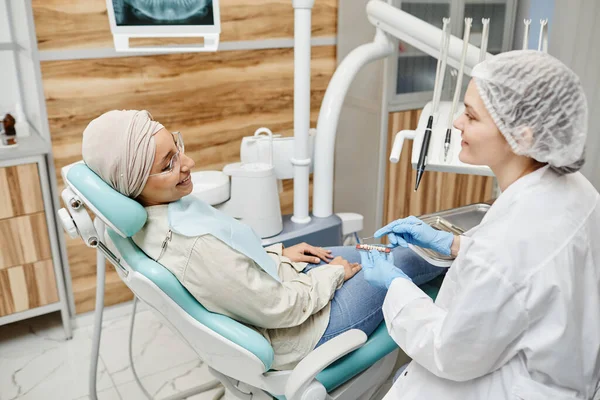 Μουσουλμάνα Νεαρή στην Οδοντιατρική Κλινική — Φωτογραφία Αρχείου