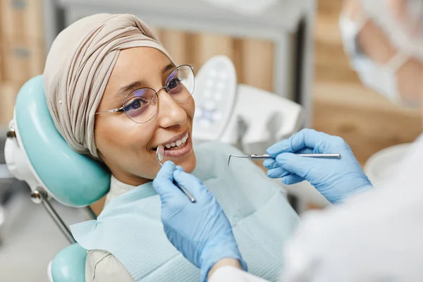 Jovem mulher em exame dentário — Fotografia de Stock
