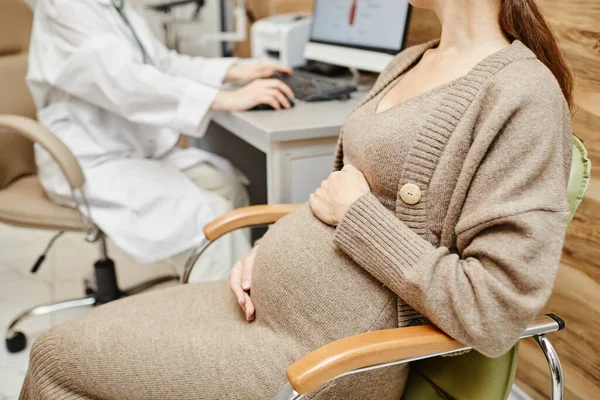 Беременная женщина в офисе врача — стоковое фото