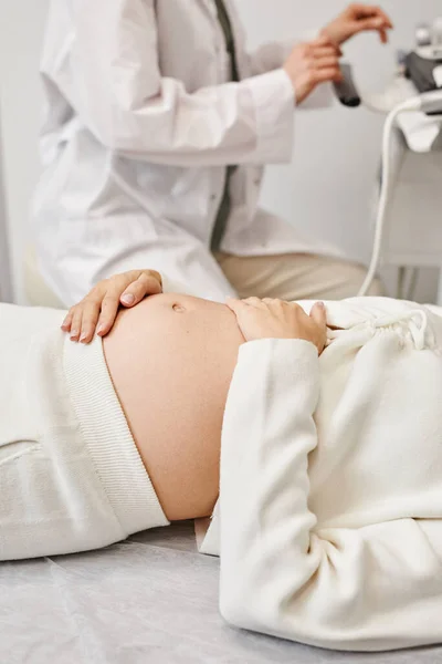 Těhotná žena na ultrazvuku — Stock fotografie