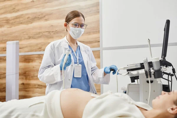 Médico femenino realizando examen de ultrasonido — Foto de Stock