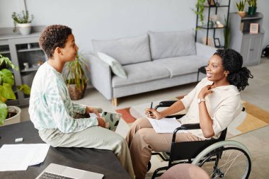 Özürlü Anne Ödevde Kızına Yardım Ediyor