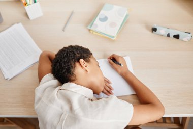 Ödevde Uyuyan Çocuk