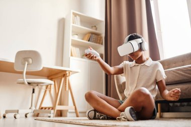 Evde VR Oyunları Oynayan Genç Kız