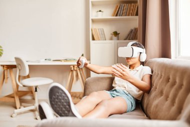 VR 'da Genç Kız Oynuyor