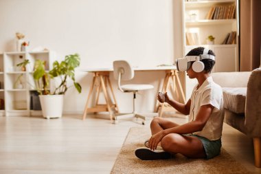 Afro-Amerikan Gençleri Evlerinde VR Oyunu Oynuyor