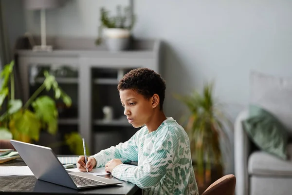 Africano menina americana assistindo aula on-line em Homeschooling — Fotografia de Stock