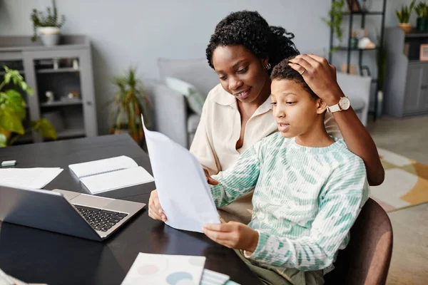 Cuidando Mãe Ajudando Filha com Homework — Fotografia de Stock