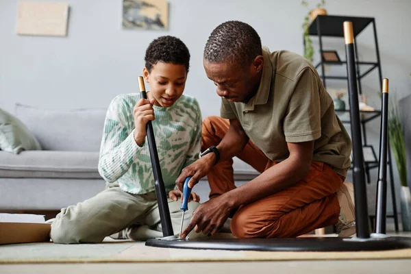 Daughter and Dad Assembling Furniture — Stock Photo, Image