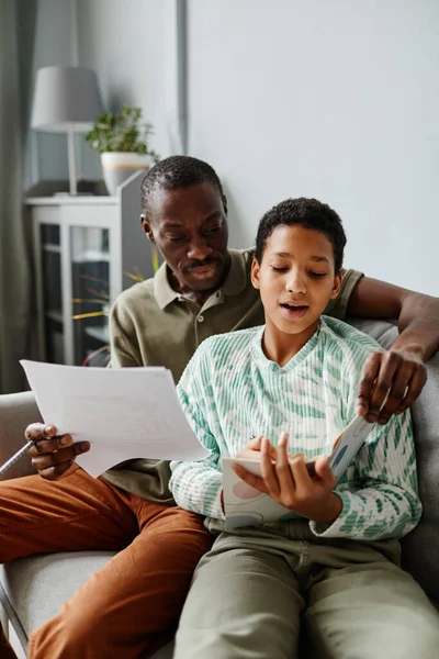 Father Helping Daughter with Studying — Stock Photo, Image